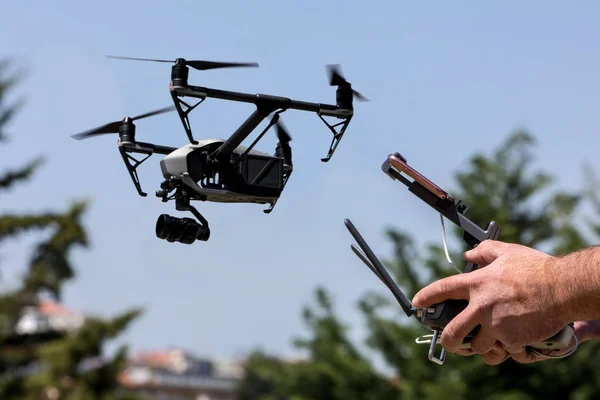 Controlar um drone remoto de helicóptero. Contorno remoto de voo de drones — Fotografia de Stock
