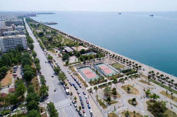 Luchtfoto van het nieuwe park en de waterkant van de stad van Th — Stockfoto