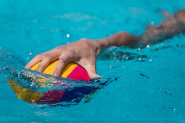 Yakın çekim sırasında Yunan su topu topu tutan bir el 