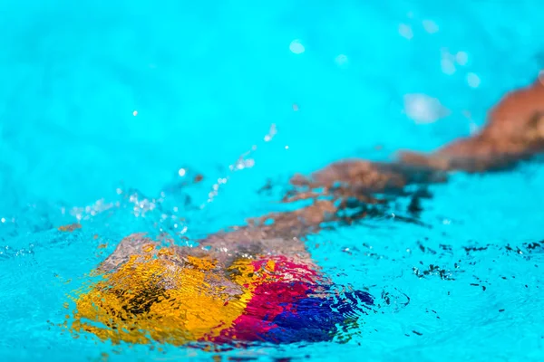 Close-up em uma mão segurando a bola de pólo aquático durante o grego — Fotografia de Stock