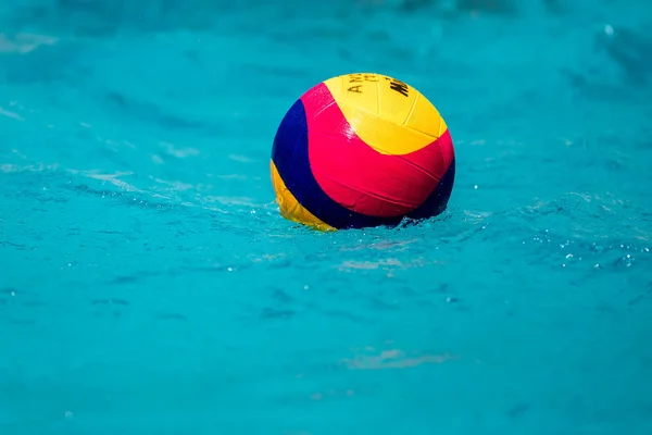 Waterpolo bal drijvend op het water — Stockfoto