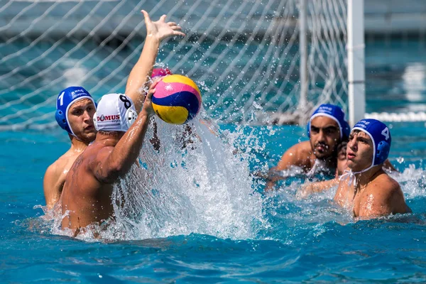 Los jugadores de los dos equipos en acción durante la Liga griega w —  Fotos de Stock