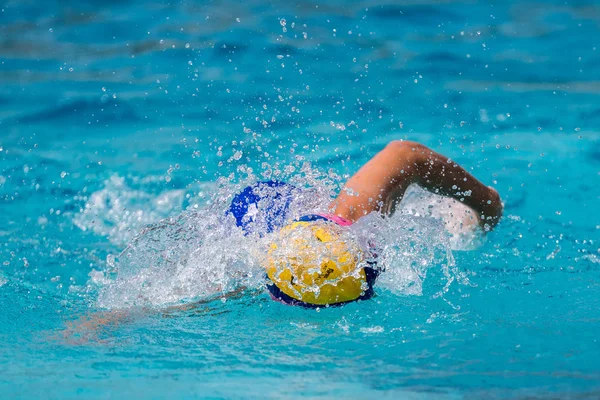 De spelers van de twee teams in actie tijdens de Griekse League w — Stockfoto