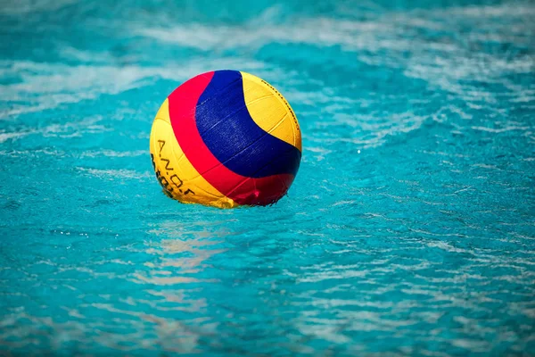 Bola de polo acuático flotando en el wate —  Fotos de Stock