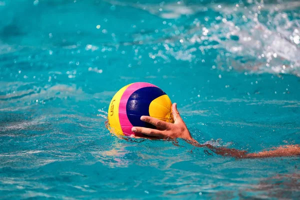 De spelers van de twee teams in actie tijdens de Griekse League w — Stockfoto