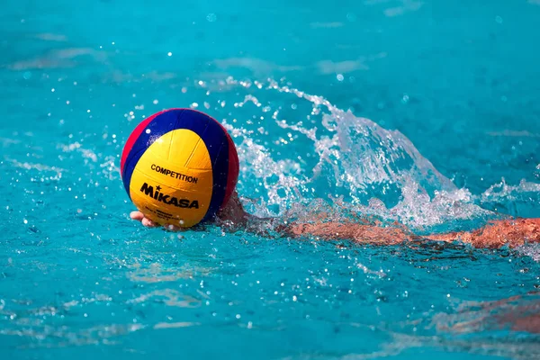 Primer plano en una mano sosteniendo la pelota de waterpolo durante el griego — Foto de Stock