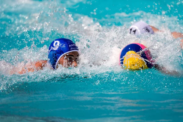 De spelers van de twee teams in actie tijdens de Griekse League w — Stockfoto