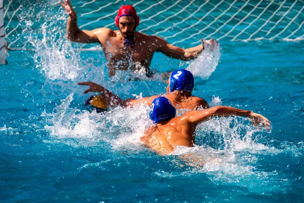 De spelers van de twee teams in actie tijdens de Griekse League w — Stockfoto