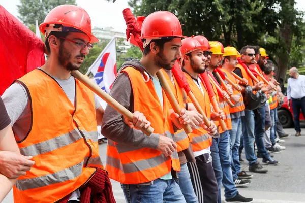 Διαδηλωτές κατά τη διάρκεια μια εθνική γενική απεργία στη Θεσσαλονίκη — Φωτογραφία Αρχείου