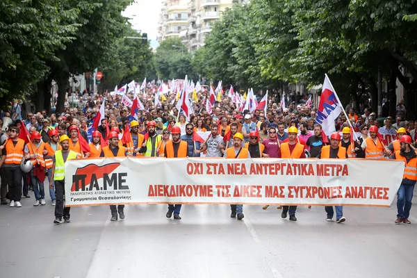 Protesters  during a national general strike in Thessaloniki — Stock Photo, Image