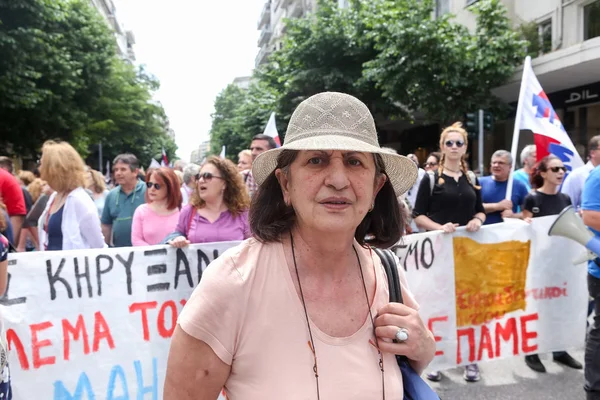 Protesters  during a national general strike in Thessaloniki — Stock Photo, Image