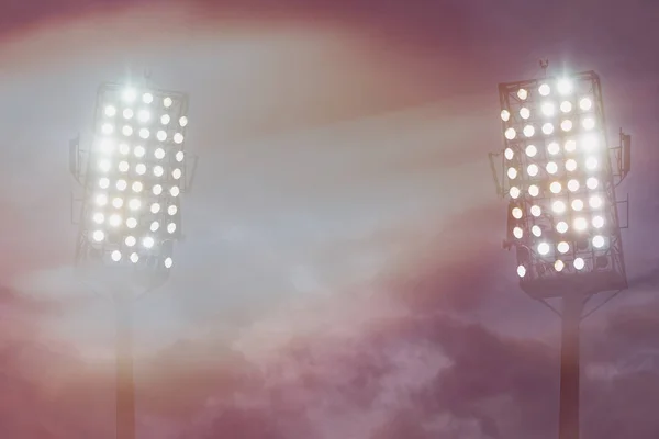 Stadium belysning mot mörk natt himmel bakgrund — Stockfoto