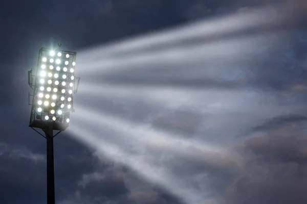 Stadio luci contro buio notte cielo sfondo — Foto Stock