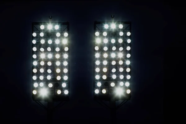 Luces del estadio contra el fondo oscuro del cielo nocturno — Foto de Stock