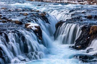 Turkuaz su ile güzel Bruarfoss şelale