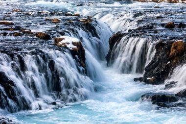 Turkuaz su ile güzel Bruarfoss şelale