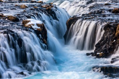 Turkuaz su ile güzel Bruarfoss şelale