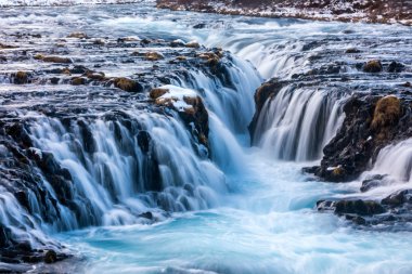 Turkuaz su ile güzel Bruarfoss şelale