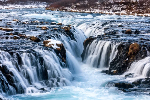 Bela cachoeira Bruarfoss com água azul-turquesa — Fotografia de Stock