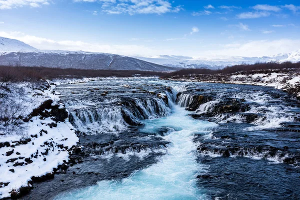 Красиві Bruarfoss водоспад з бірюзової водою — стокове фото