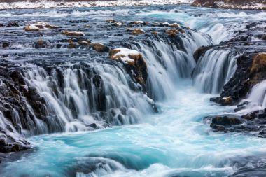 Turkuaz su ile güzel Bruarfoss şelale