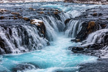 Turkuaz su ile güzel Bruarfoss şelale