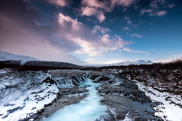 Piękny wodospad Bruarfoss z turkus wody — Zdjęcie stockowe