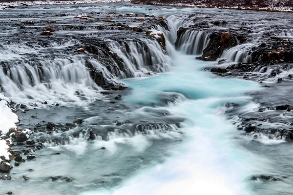 Bela cachoeira Bruarfoss com água azul-turquesa — Fotografia de Stock