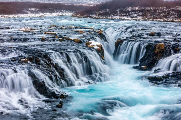 Schöner Bruarfoss Wasserfall mit türkisfarbenem Wasser — Stockfoto