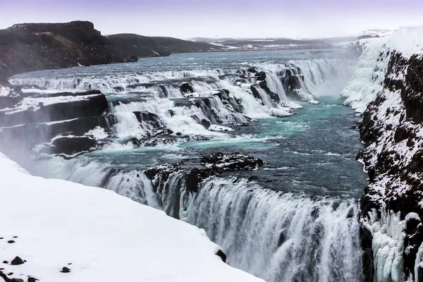 Słynny Gullfoss jest jednym z najpiękniejszych wodospadów i — Zdjęcie stockowe