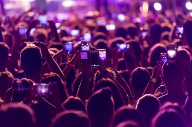 El ile bir akıllı telefon kayıtları canlı müzik festivali