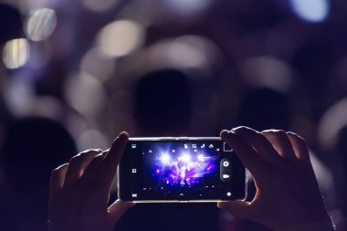 El ile bir akıllı telefon kayıtları canlı müzik festivali
