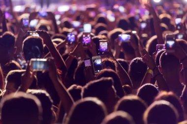 El ile bir akıllı telefon kayıtları canlı müzik festivali