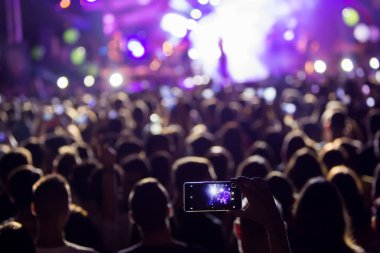 El ile bir akıllı telefon kayıtları canlı müzik festivali