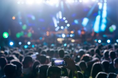 El ile bir akıllı telefon kayıtları canlı müzik festivali