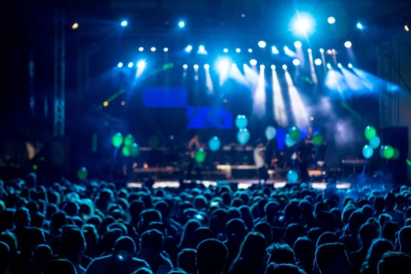 Silhouetten von Konzertbesuchern vor hellen Bühnenlichtern. mo — Stockfoto