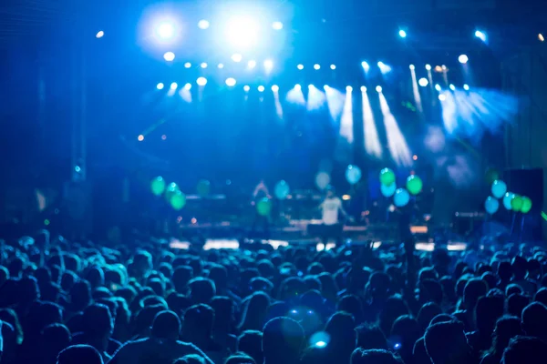 Silhuetas de multidão de concerto na frente de luzes de palco brilhantes. mo — Fotografia de Stock