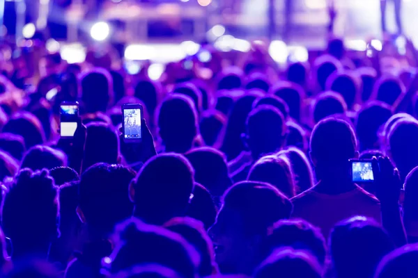 Mano con un smartphone graba festival de música en vivo —  Fotos de Stock