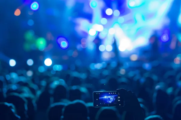 El ile bir akıllı telefon kayıtları canlı müzik festivali — Stok fotoğraf