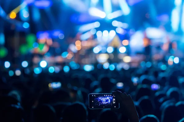 Mano con un smartphone graba festival de música en vivo — Foto de Stock