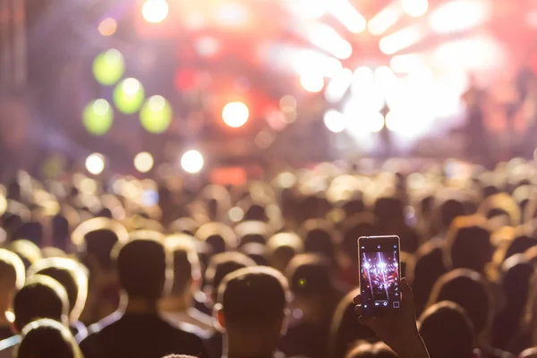 El ile bir akıllı telefon kayıtları canlı müzik festivali — Stok fotoğraf