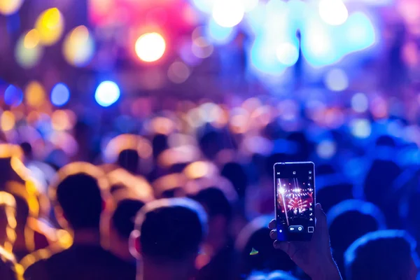 Hand mit Smartphone nimmt Live-Musik-Festival auf — Stockfoto