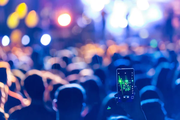 Ręka z festiwalu muzyki na żywo, rekordy smartphone — Zdjęcie stockowe