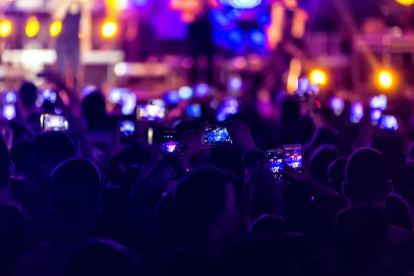 Mano con un smartphone graba festival de música en vivo —  Fotos de Stock