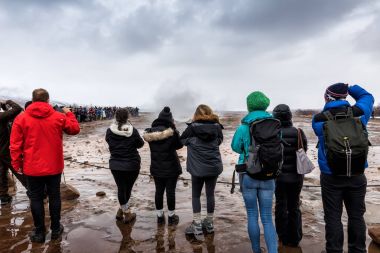 Büyük Geysir patlayan Haukadalur Vadisi'nde yatıyor