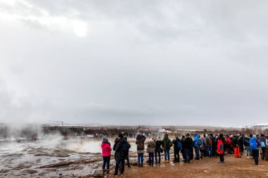 Büyük Geysir patlayan Haukadalur Vadisi'nde yatıyor