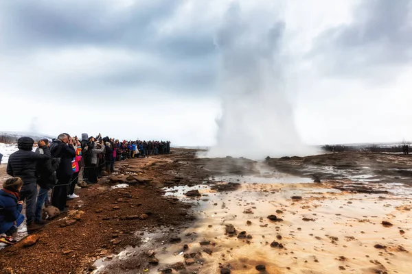 Erupção do Grande Geysir encontra-se no vale de Haukadalur — Fotografia de Stock