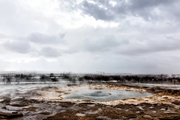 Erupting of the Great Geysir lies in Haukadalur valley — Stock Photo, Image