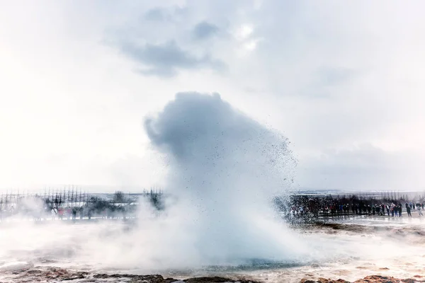 Erupting of the Great Geysir lies in Haukadalur valley — Stock Photo, Image