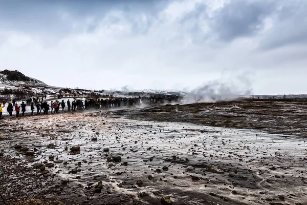 Εκρήγνυται από το μεγάλο Geysir βρίσκεται στην κοιλάδα Haukadalur — Φωτογραφία Αρχείου